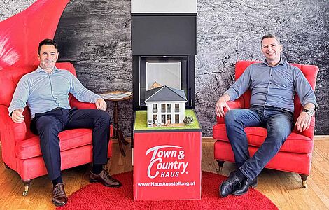 Franjo Bozic und Alexander Klotz in roten Sofasessel