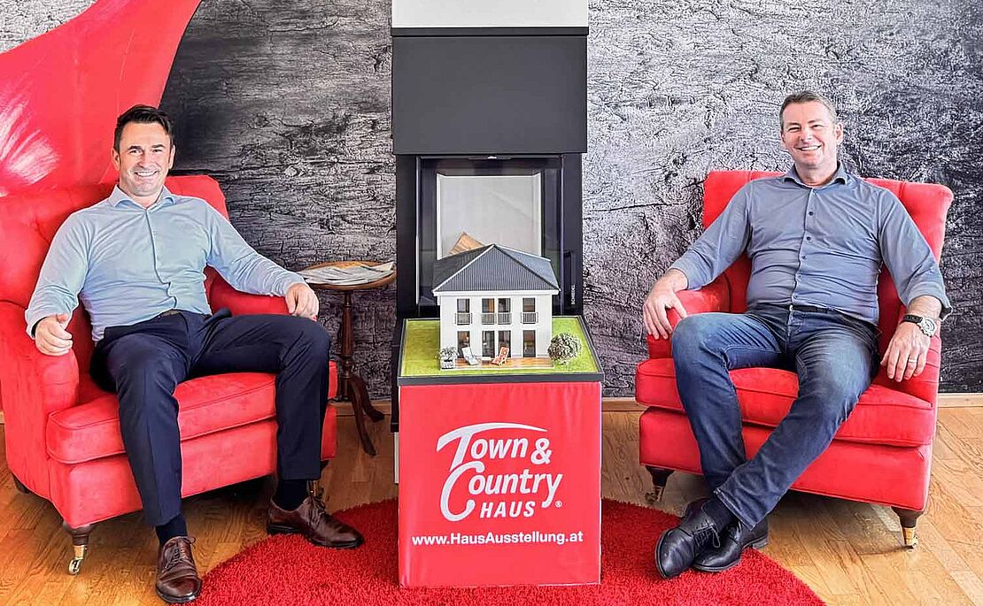 Franjo Bozic und Alexander Klotz in roten Sofasessel