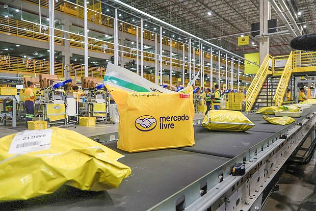 Geld verpackte Pakete am Fließband