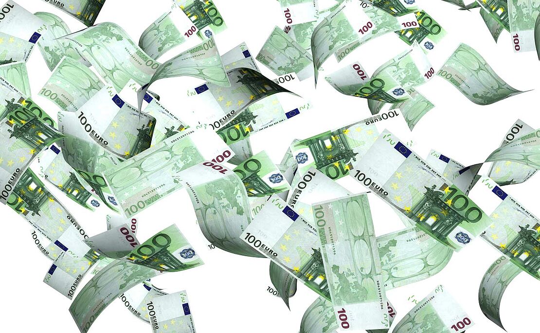 In der Luft herumfliegende 100-Euro-Scheine