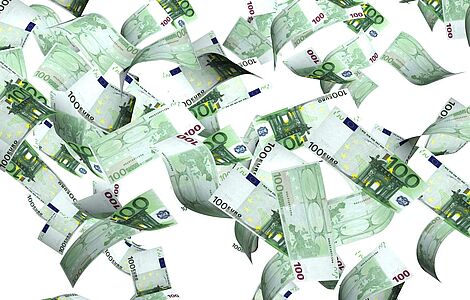 In der Luft herumfliegende 100-Euro-Scheine